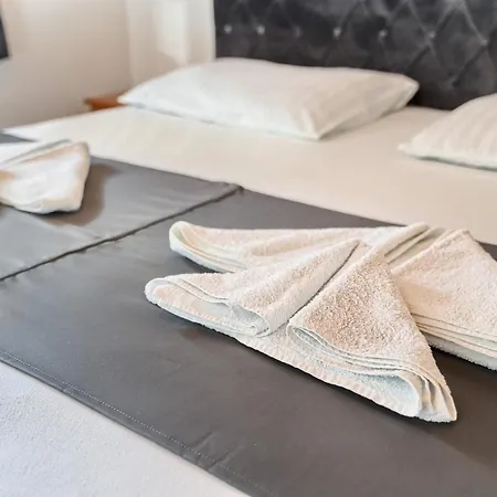 营地 Kamp Lunga + *