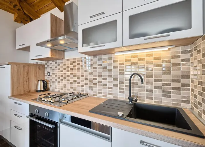 营地 Kamp Lunga + *